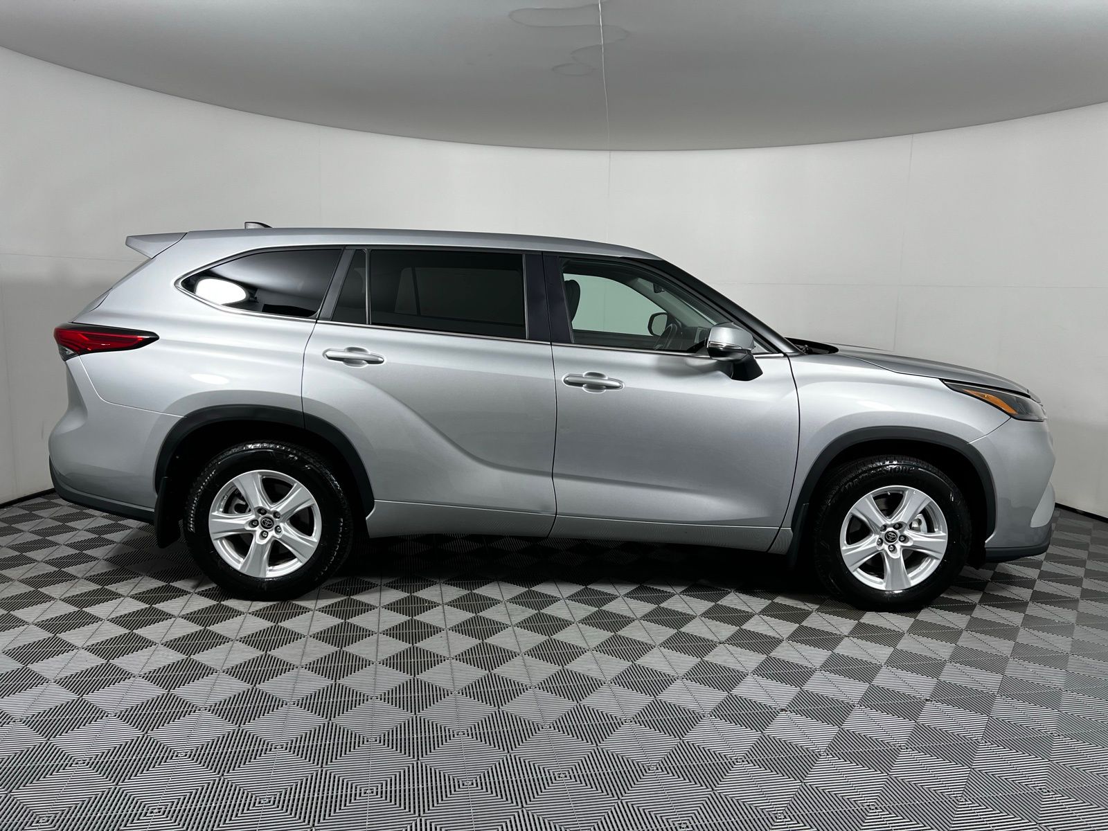 2023 Toyota Highlander LE 4