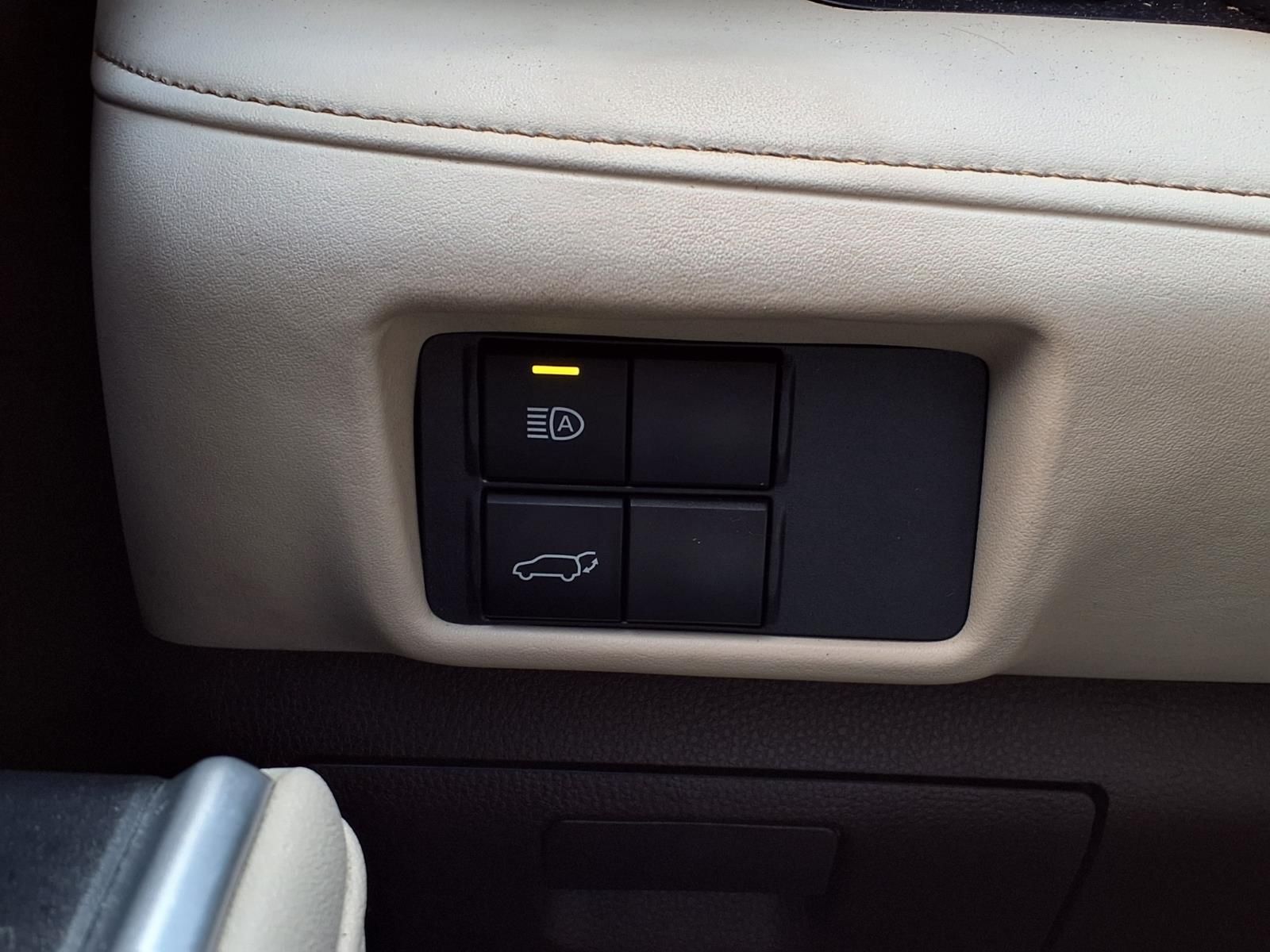 2021 Toyota Highlander XLE White at Toyota of Victoria