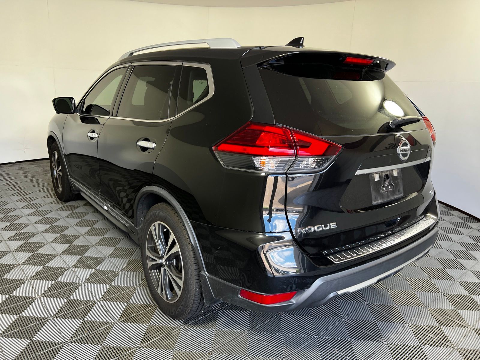 Thumbnail: 2017 Nissan Rogue - 7