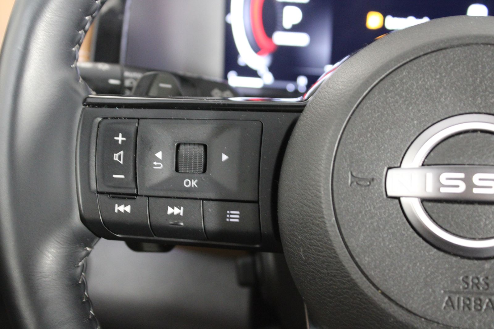 Used 2025 Gray Nissan Platinum image 31