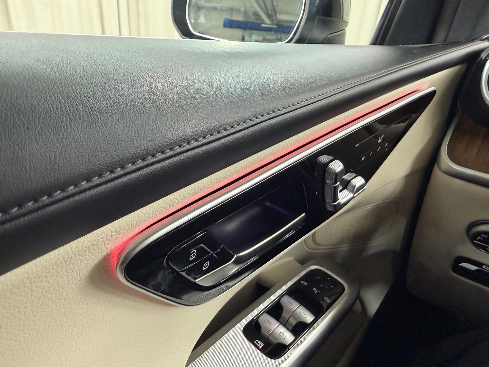 Used 2025 Black Mercedes-Benz GLC 300 image 50