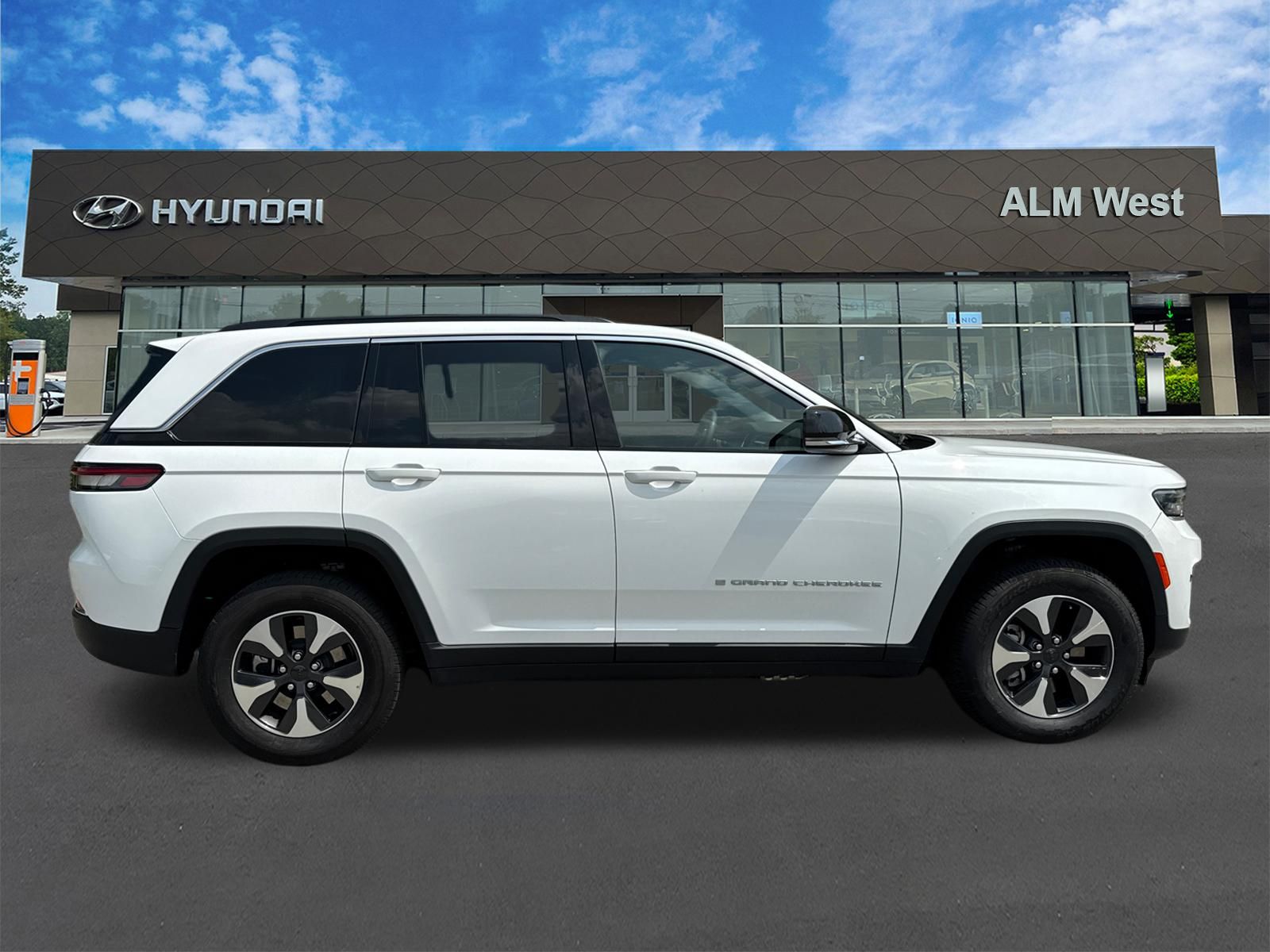 Used 2024 White Jeep 4xe image 4