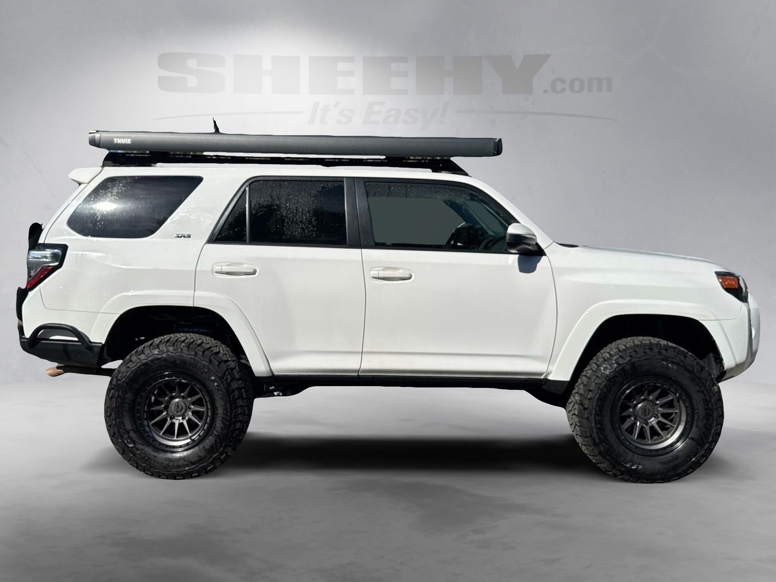 Used 2018 Super White Toyota SR5 image 9