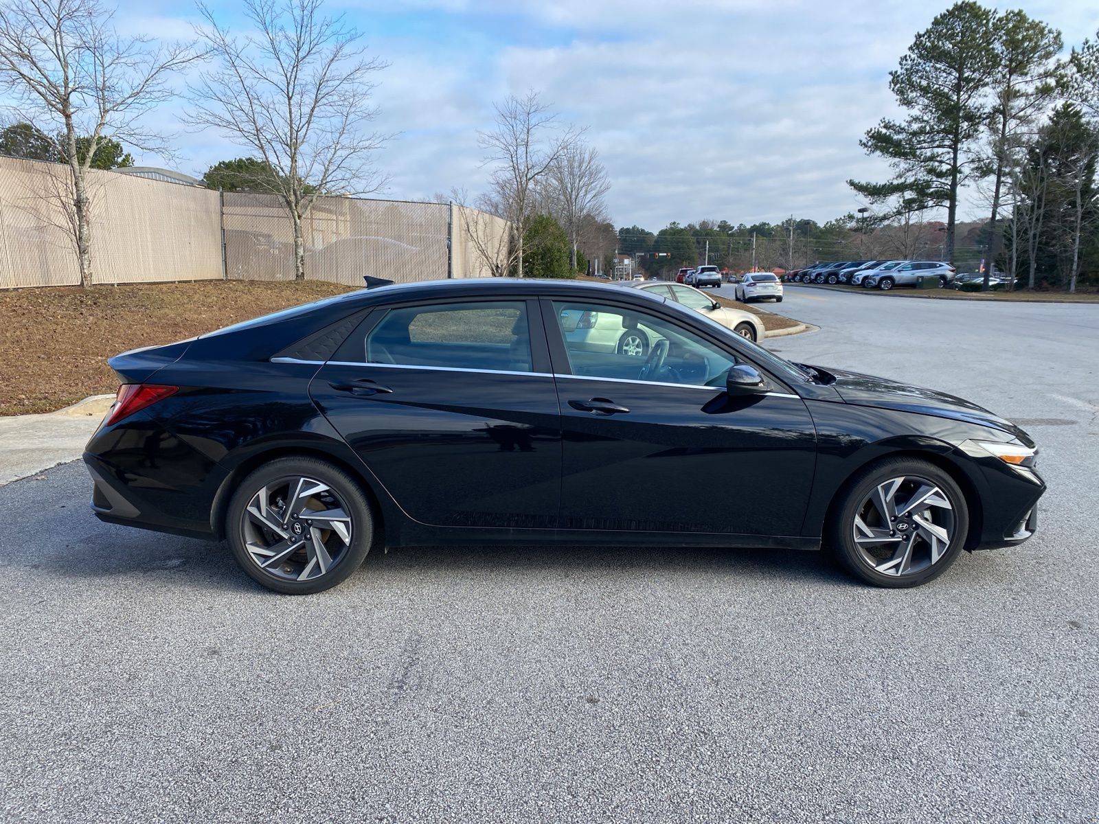 2025 Hyundai Elantra SEL Convenience photo 4