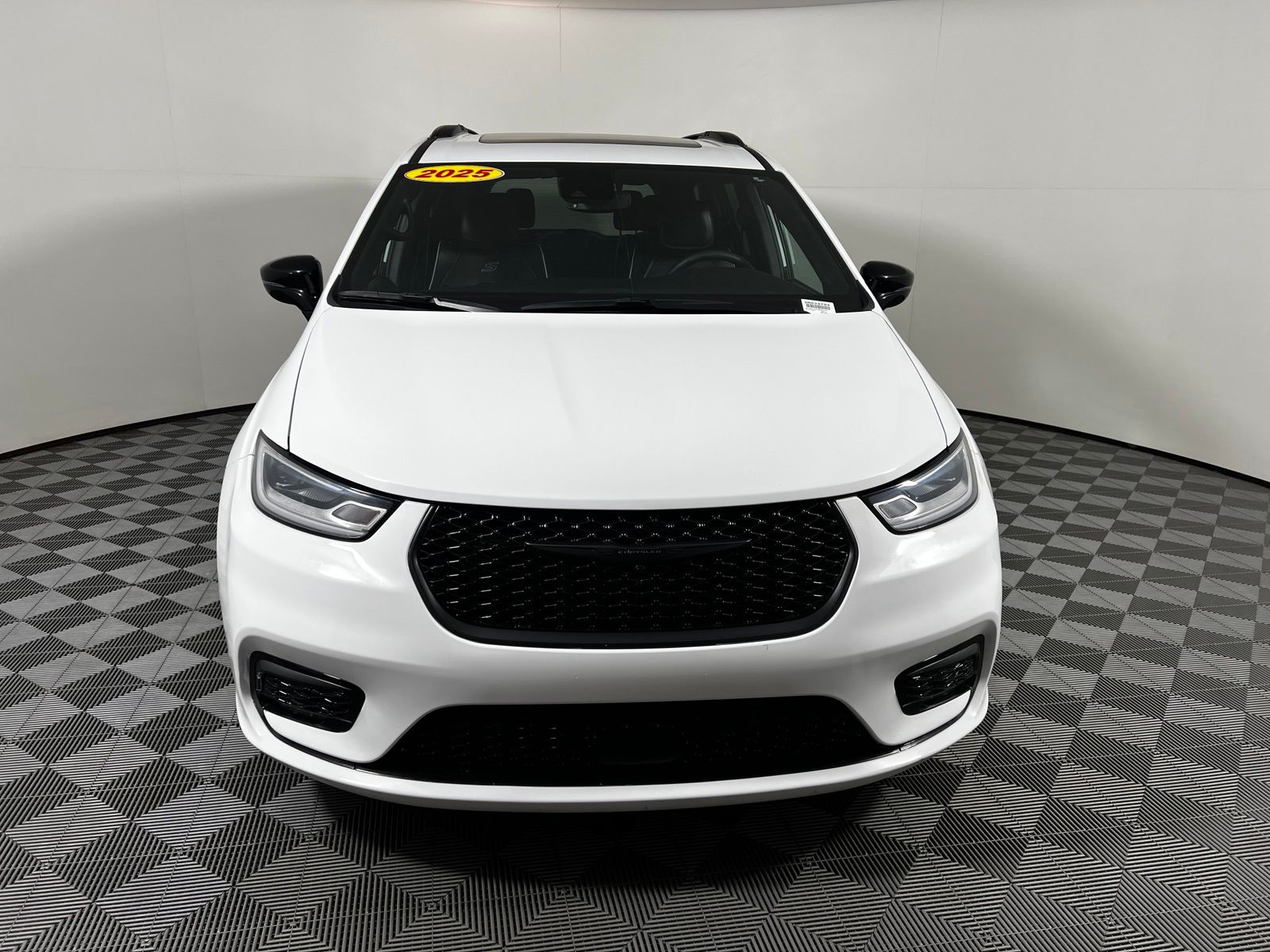 Thumbnail: 2025 Chrysler Pacifica - 2