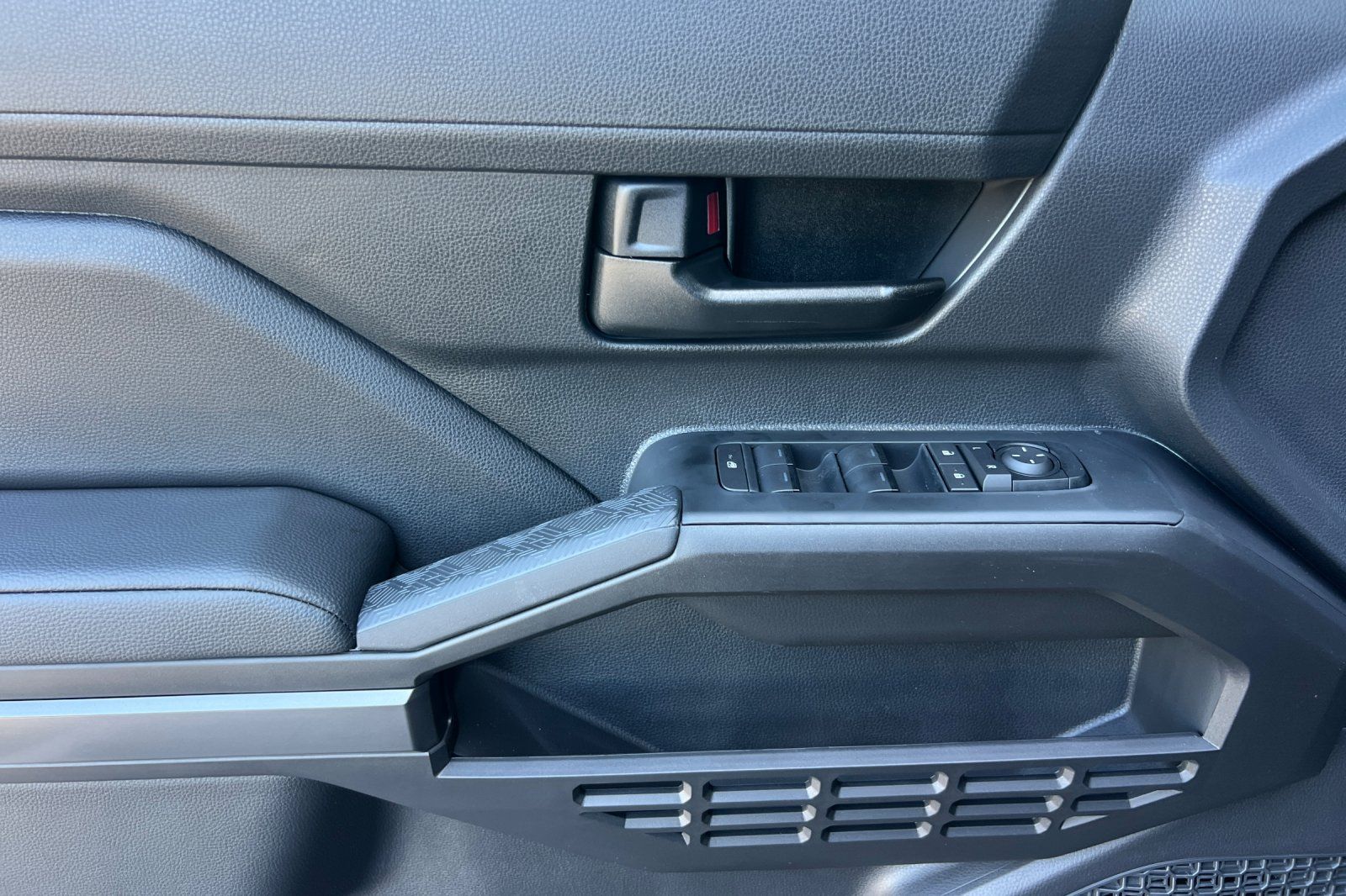 2025 Toyota Tacoma SR5 - Photo 13