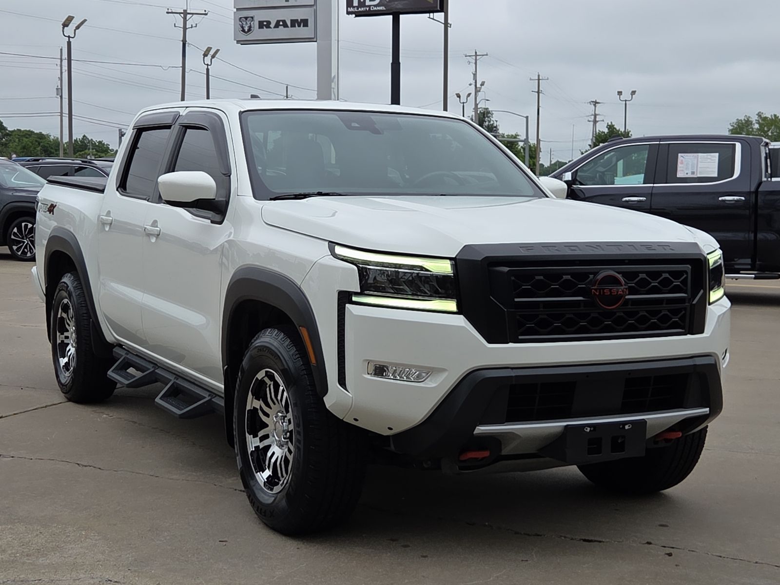 Glacier White 2023 Nissan Frontier PRO-4X Crew Cab 4WD Pickup Truck Four-Wheel Drive 9-Speed Automatic