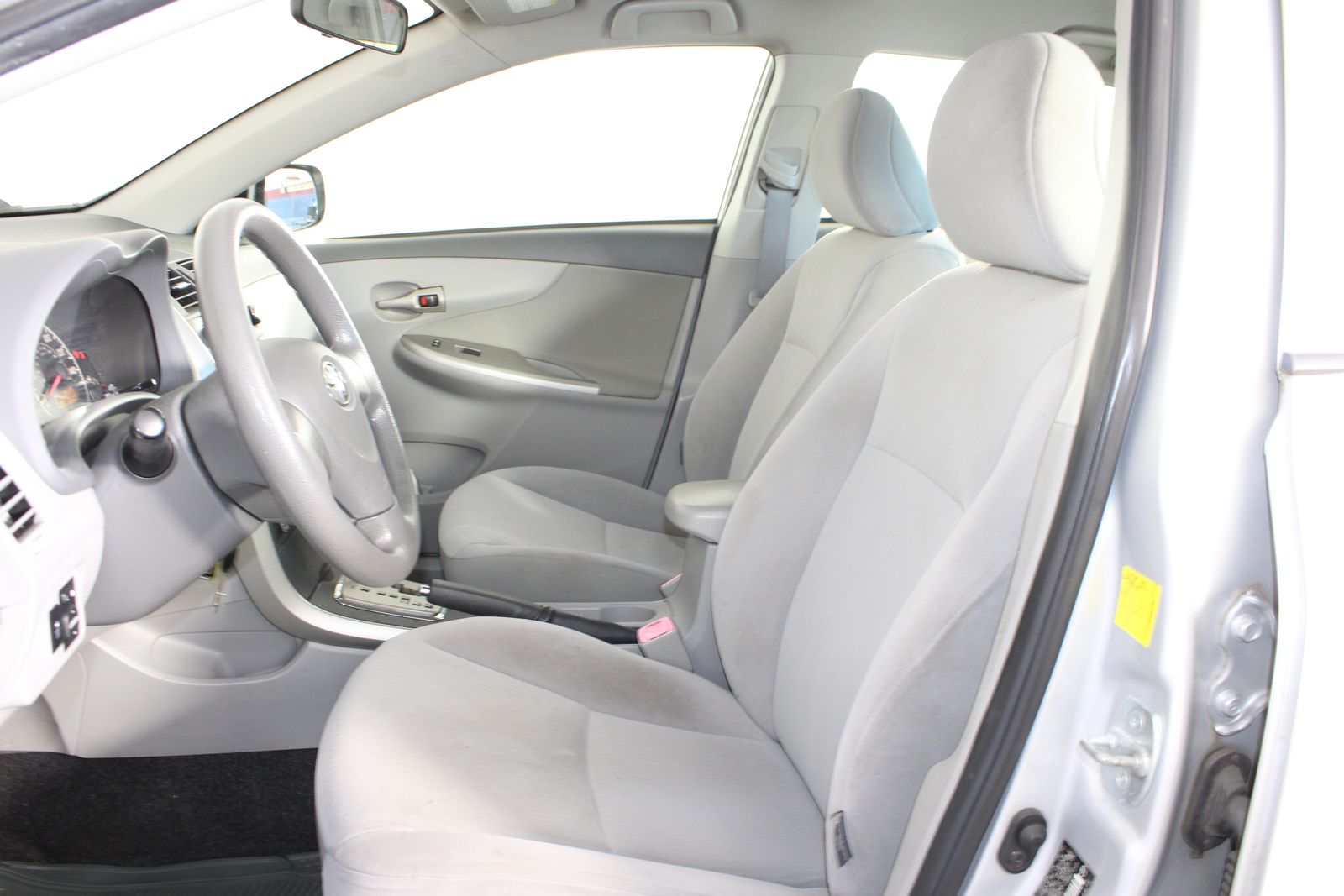 Used 2010 Silver Toyota LE image 12