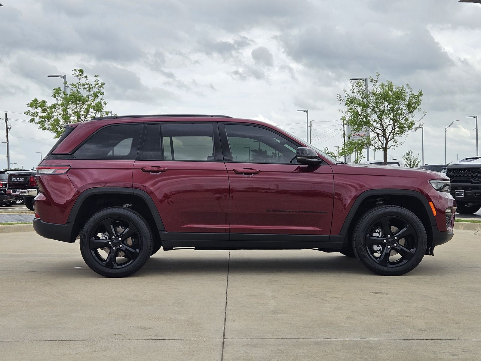 View vehicle photo 7