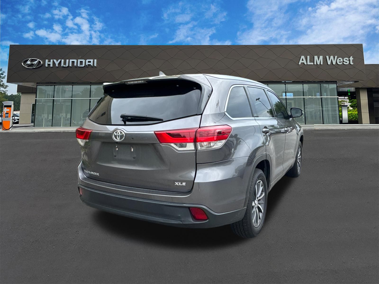 Used 2018 Gray Toyota XLE image 5