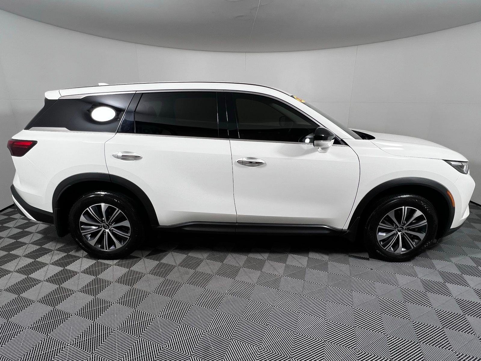 Thumbnail: 2024 INFINITI QX60 - 4