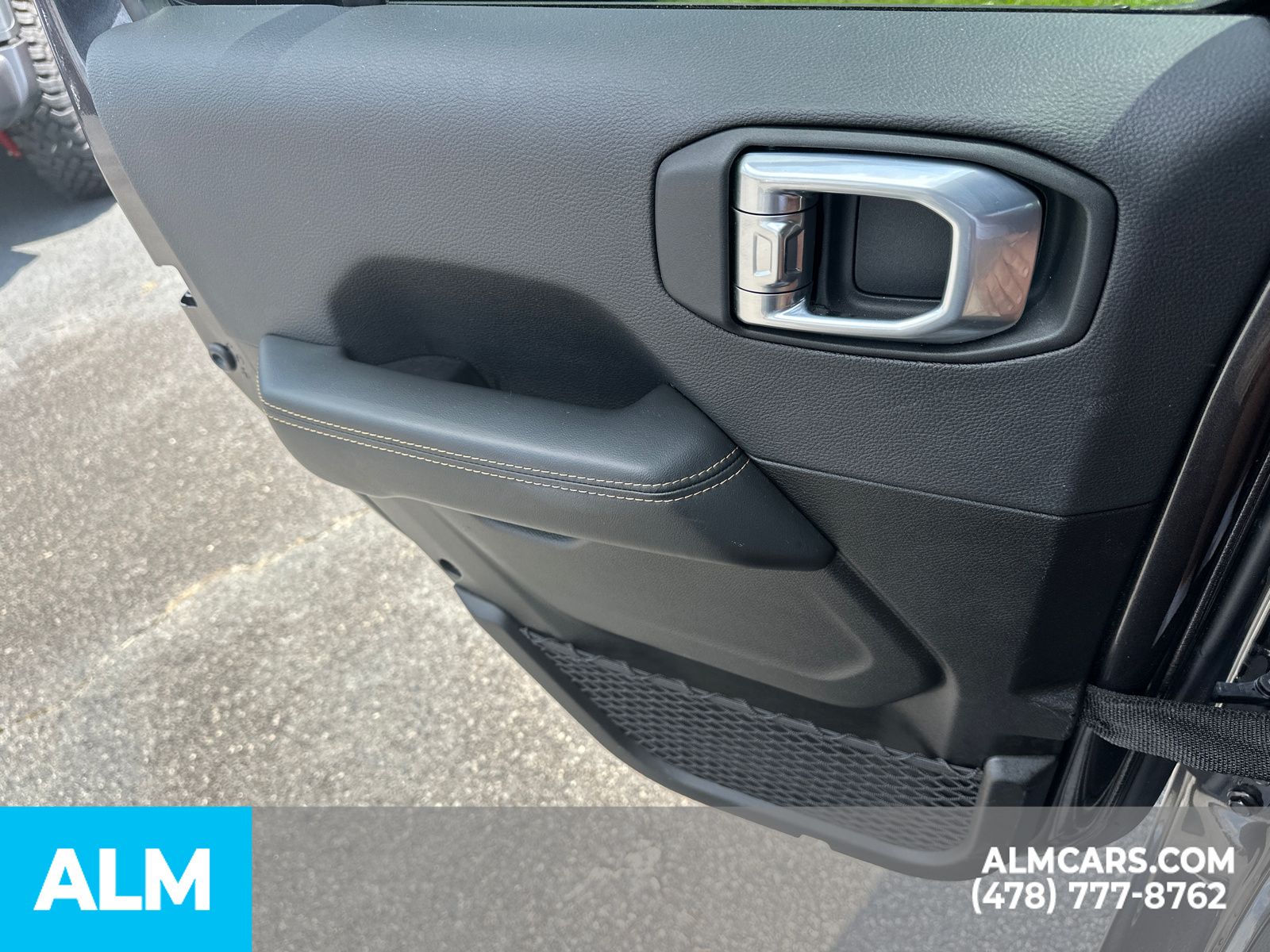 Used 2025 Gray Jeep Sahara image 27