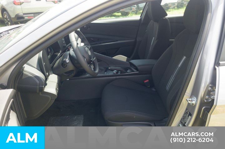 Used 2025 White Hyundai SEL Sport image 15