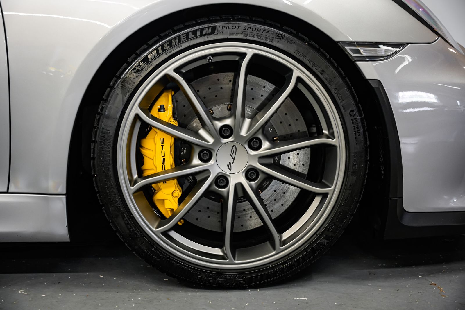 2016 Porsche Cayman GT4 — photo 41