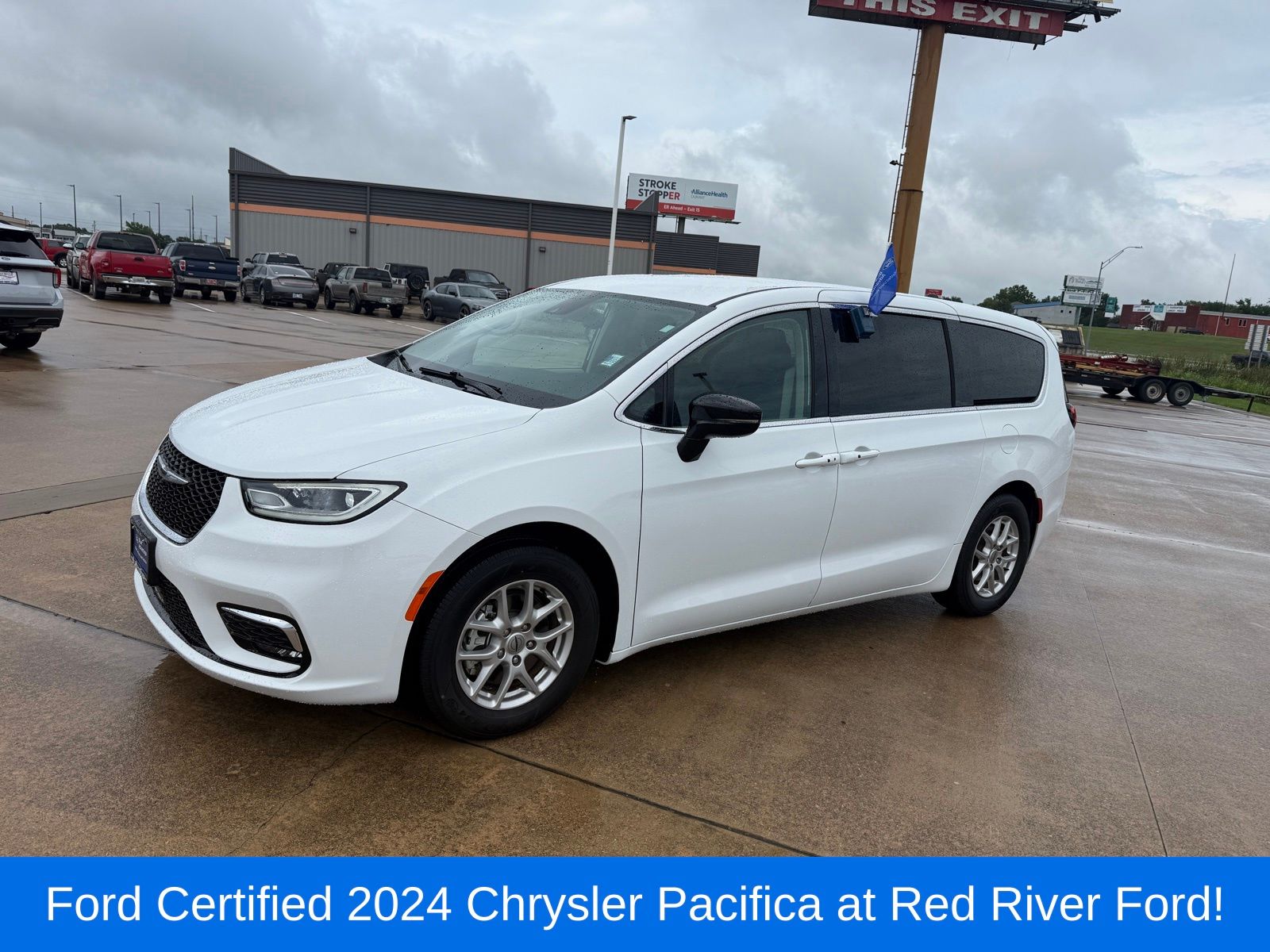 Bright White Clearcoat 2024 Chrysler Pacifica Minivan Front-Wheel Drive 9-Speed Automatic