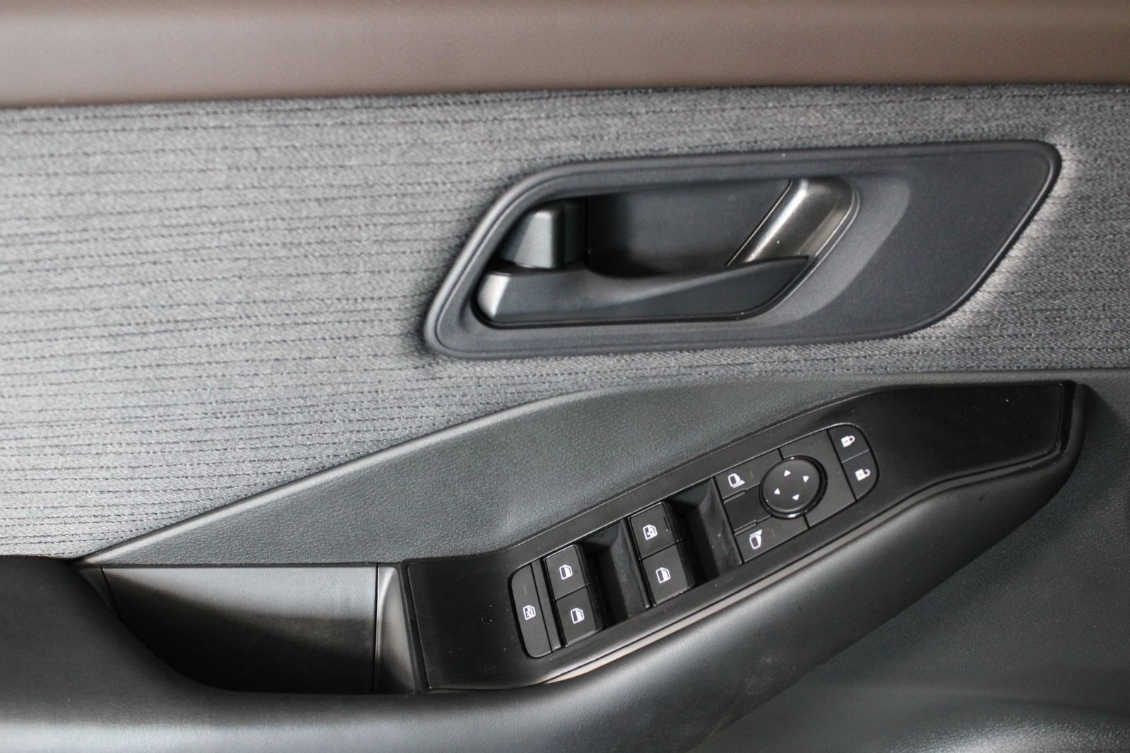 Used 2023 Gray Nissan S image 13