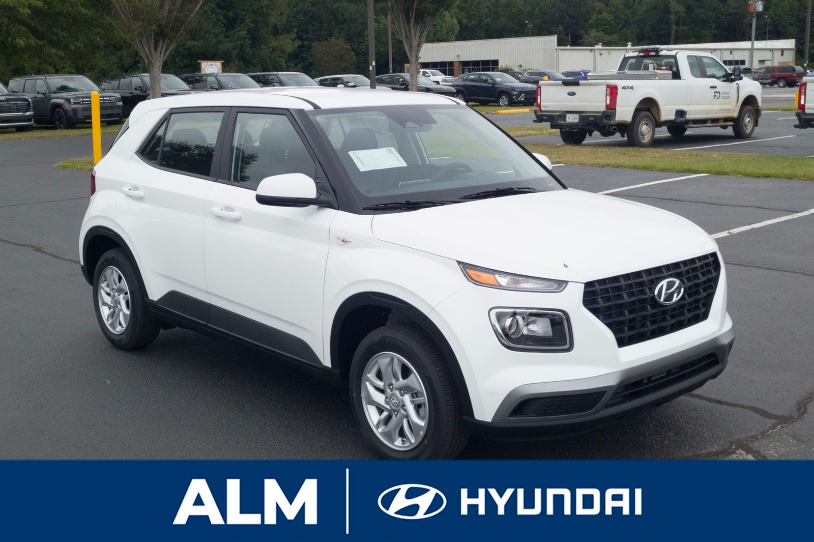 2025 Hyundai Venue SE photo 2