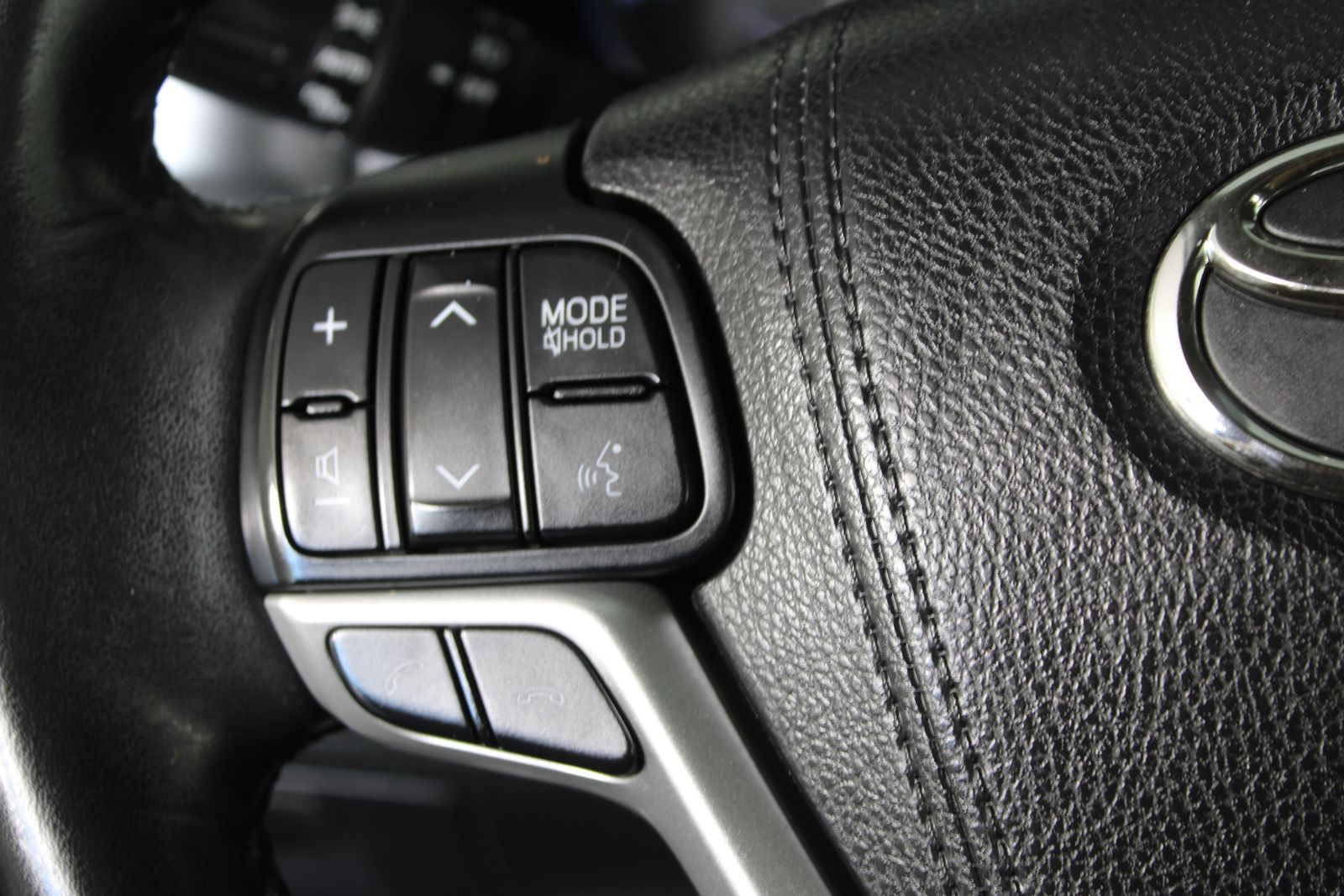 Used 2018 Black Toyota XLE image 27