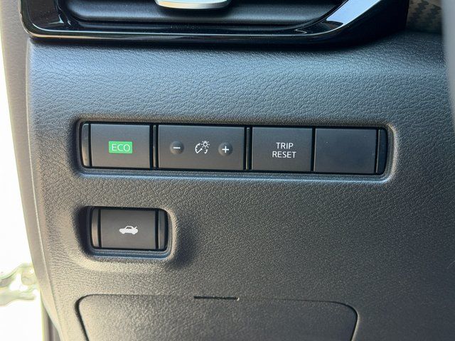 Used 2024 Aspen White Nissan SR image 20