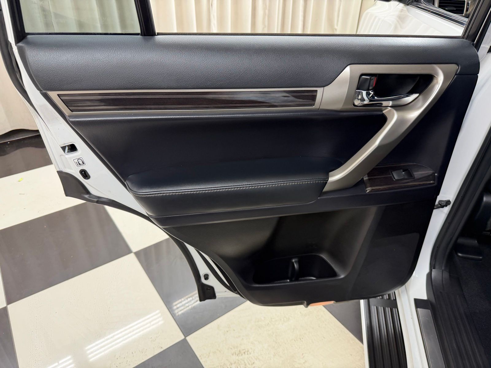 Used 2021  Lexus 460 image 25