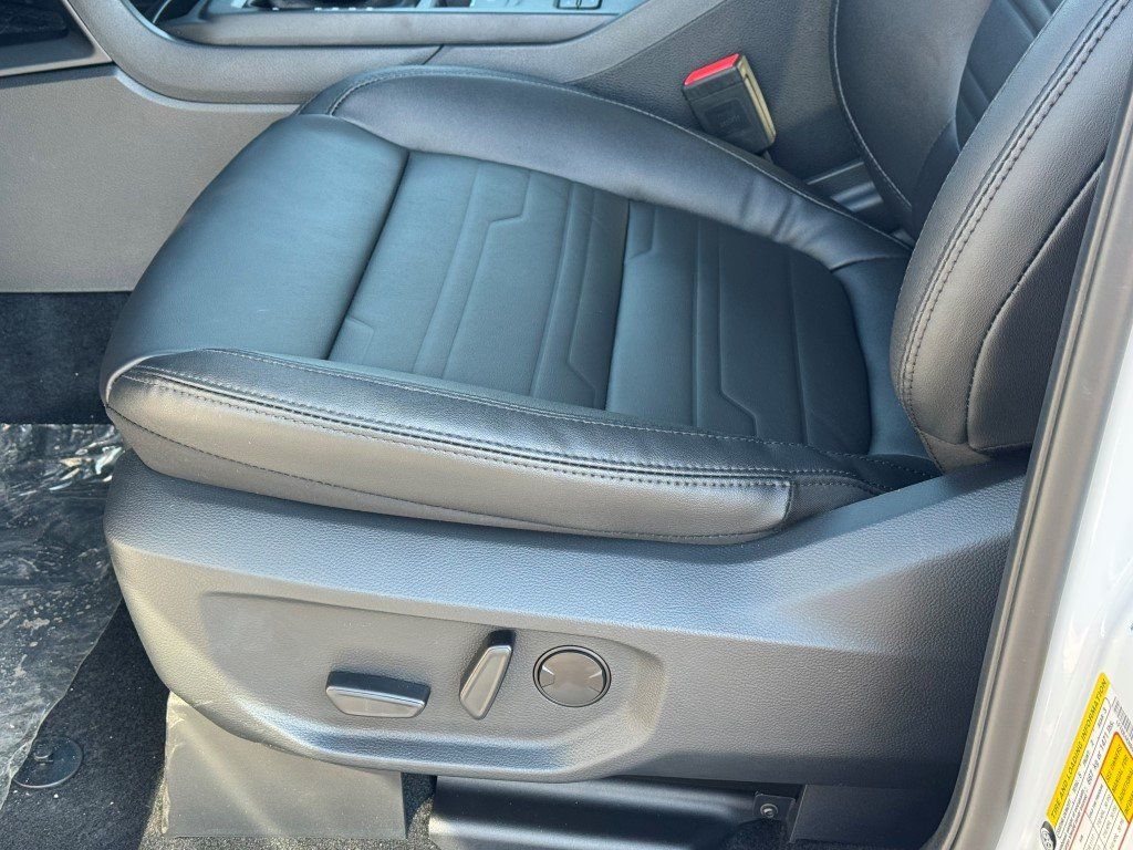 New 2025 Oxford White Ford Lariat image 12