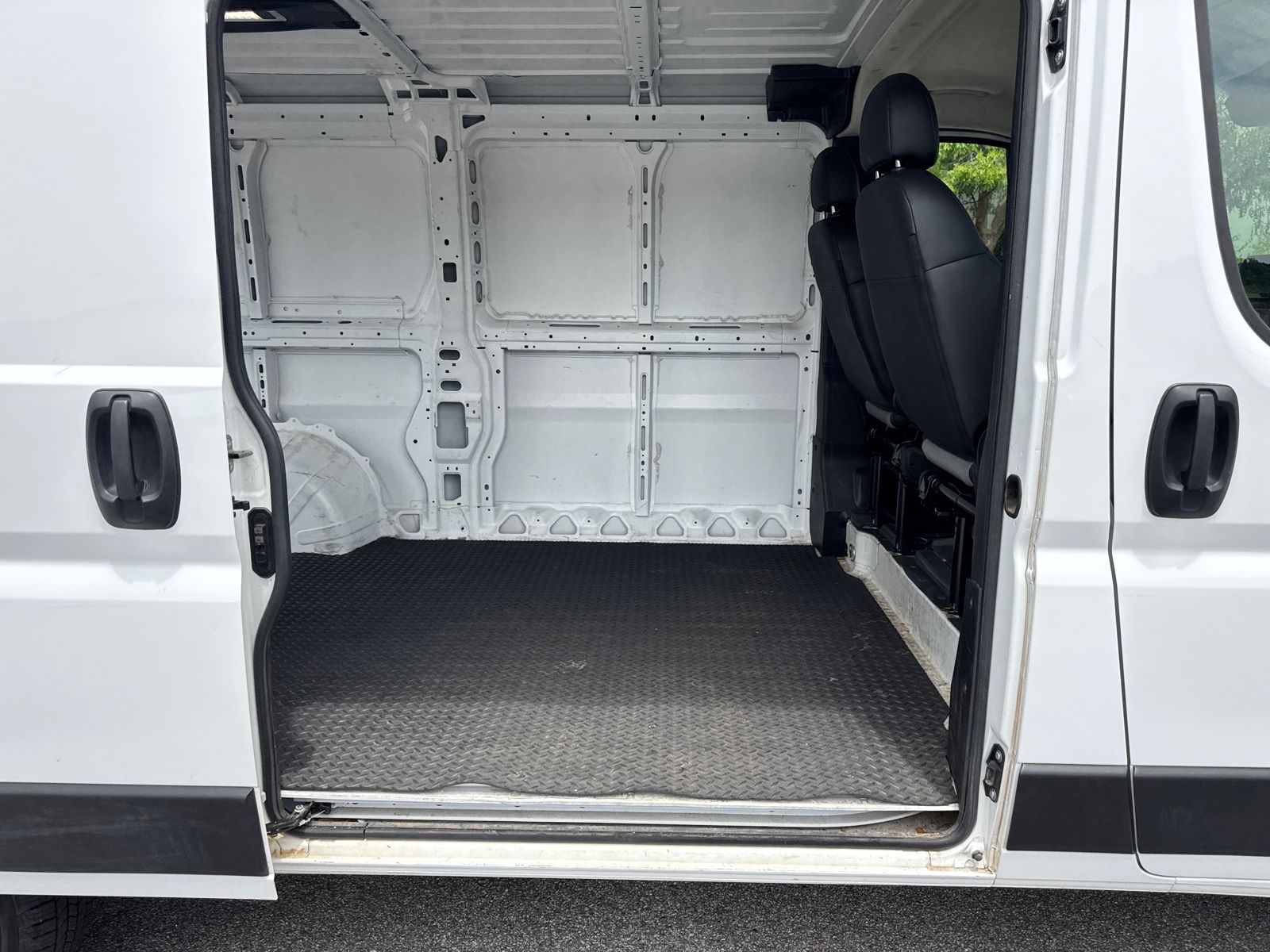 Used 2025 White Ram Base image 15