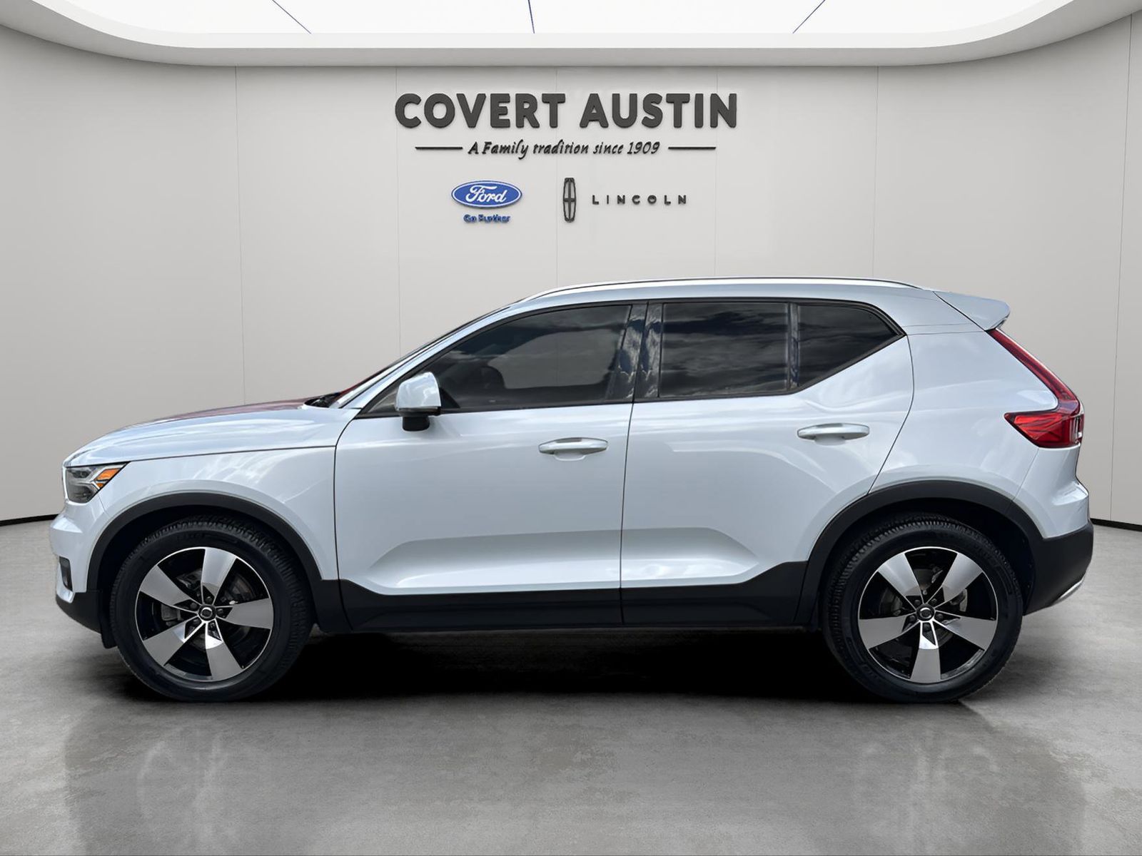 Used Car 2022 Volvo Xc40  Momentum For Sale Under $30,000 In Austin, Texas