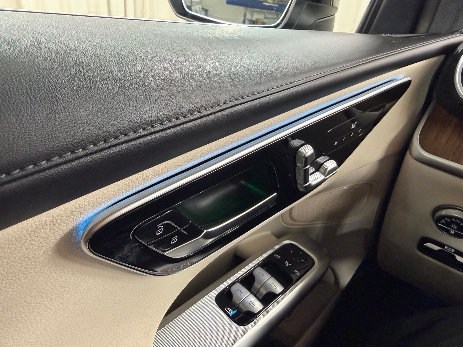 Used 2025 Black Mercedes-Benz GLC 300 image 52