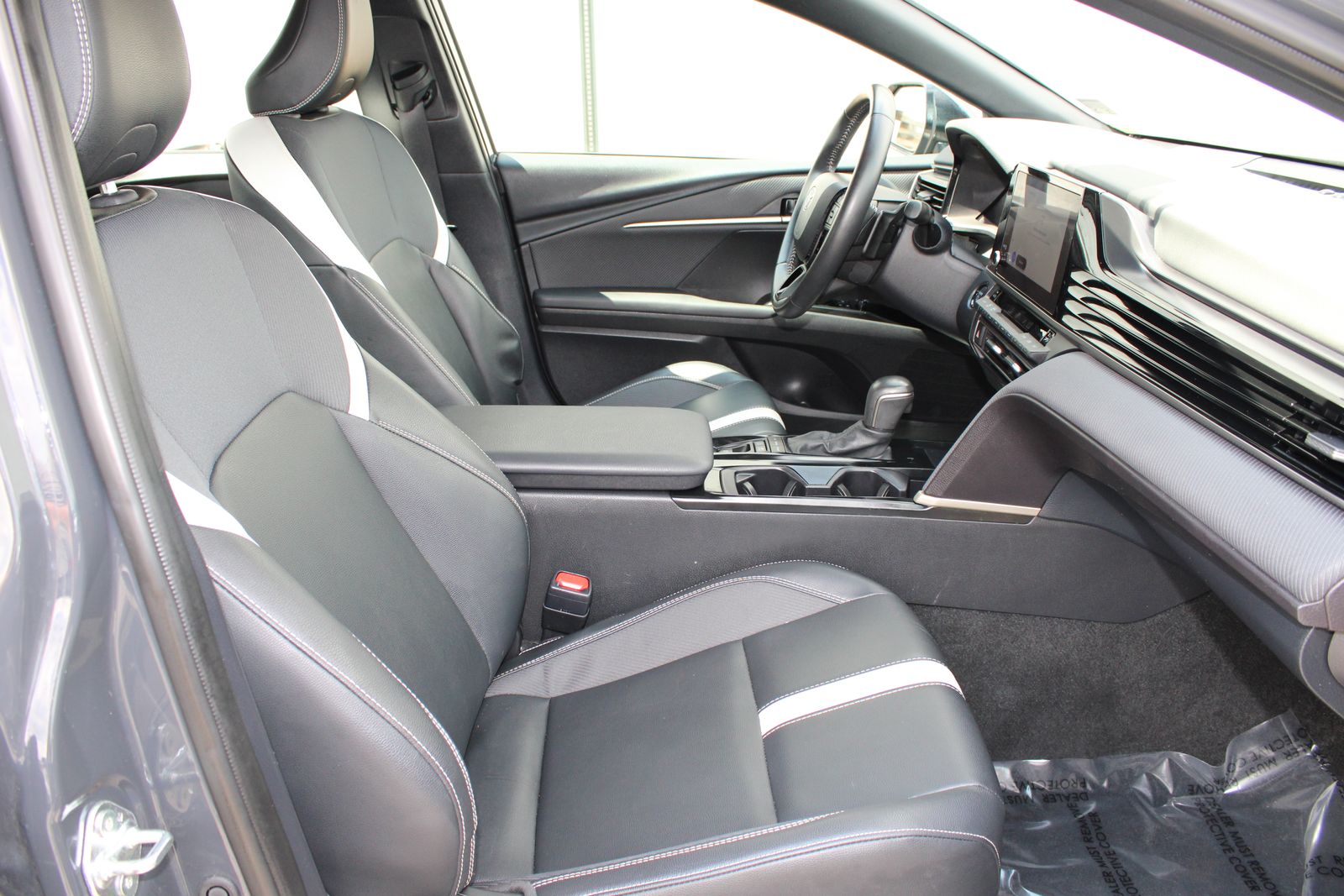 Used 2025  Toyota SE image 13
