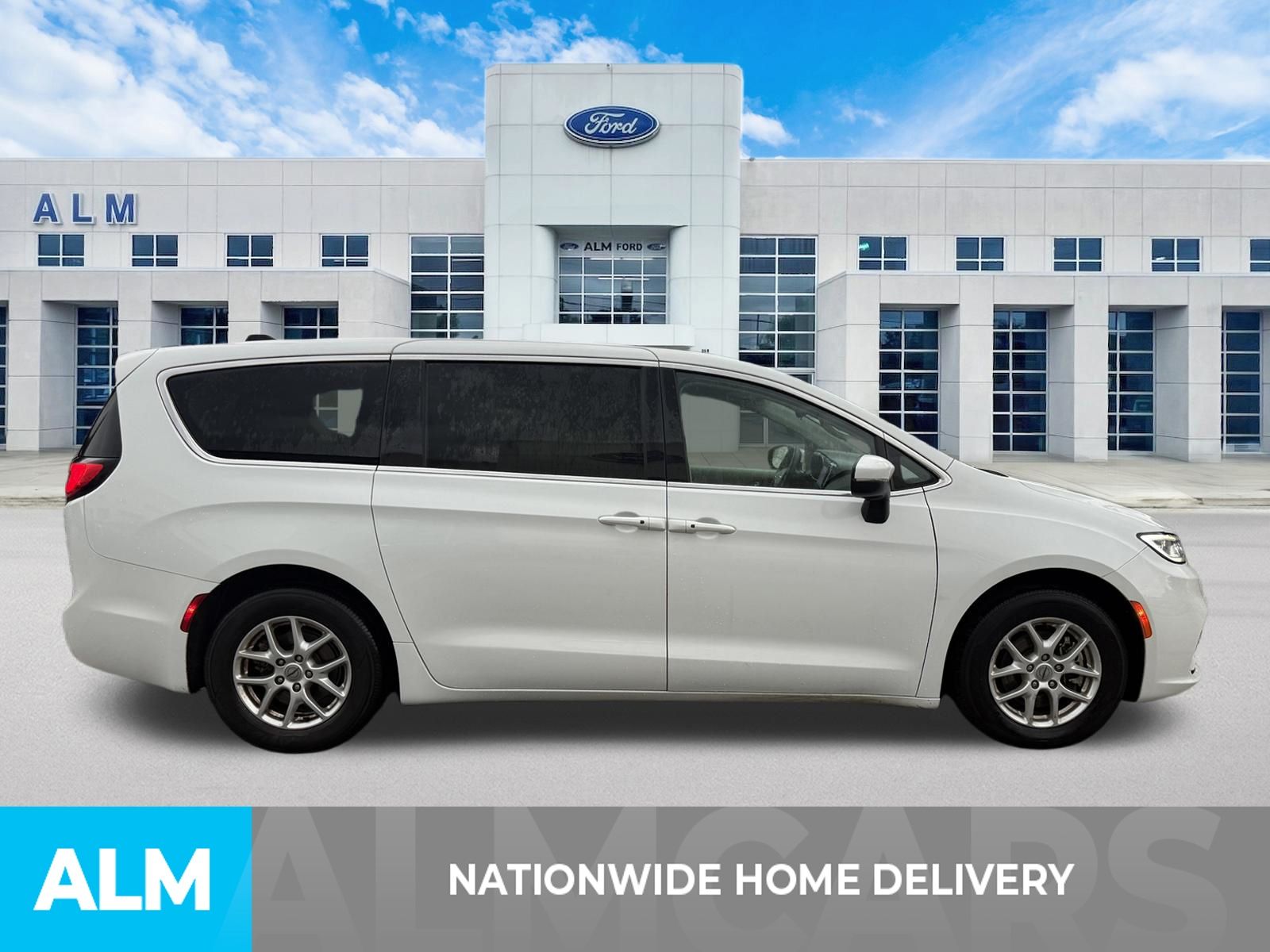 Used 2023 Bright White Clearcoat Chrysler Touring L image 4