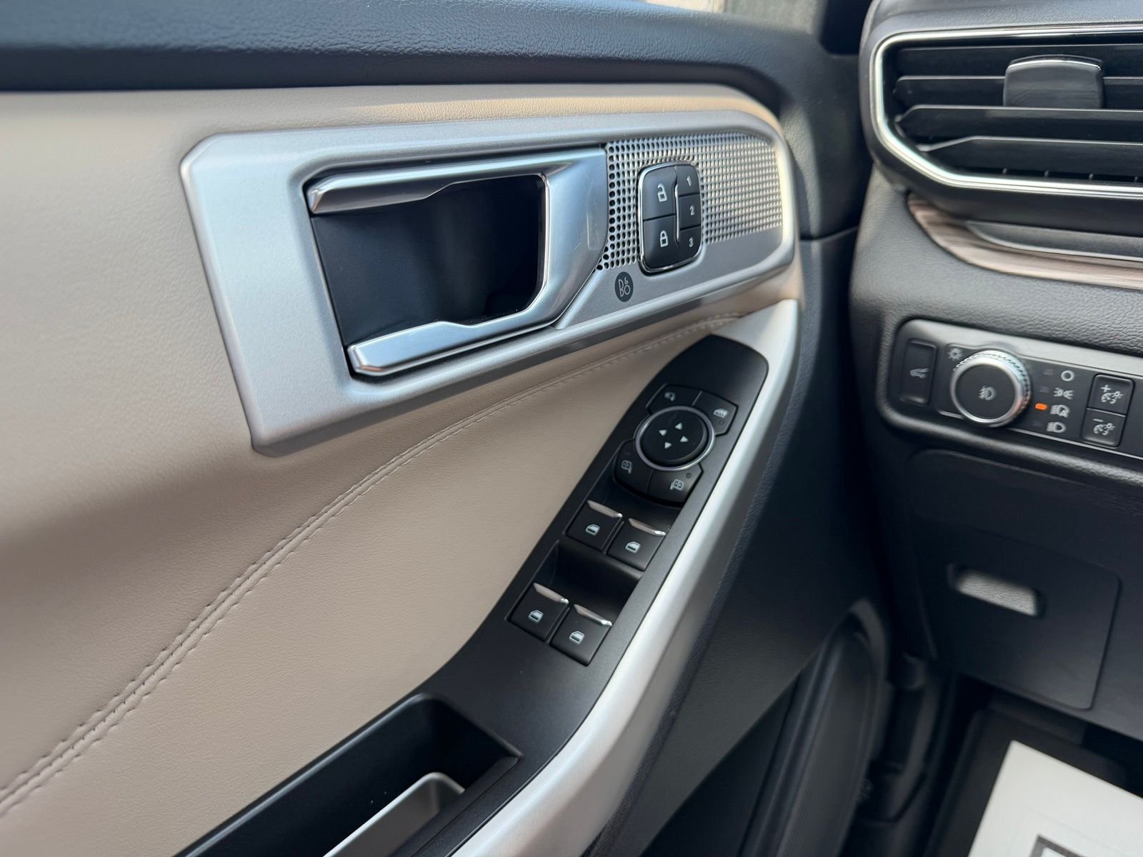 2022 Ford Explorer image 28