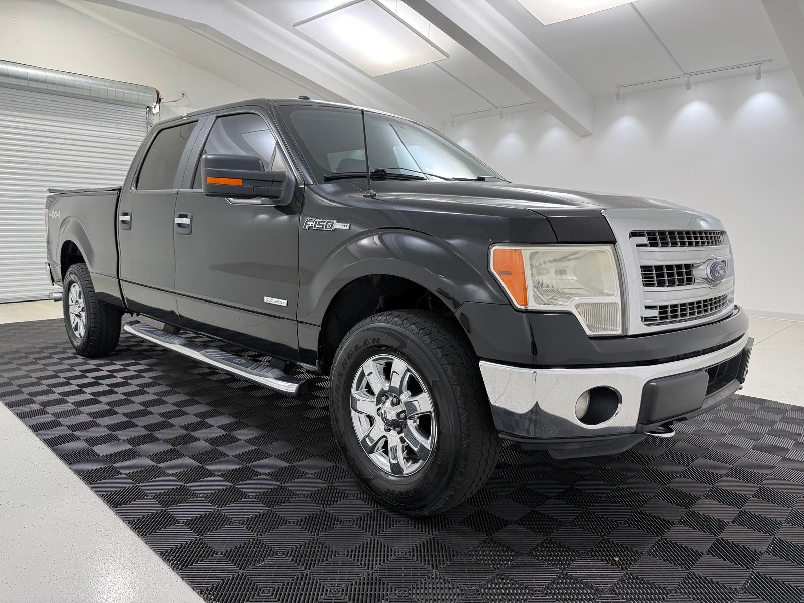 Tuxedo Black Metallic 2014 Ford F-150 Pickup Truck Four-Wheel Drive 6-Speed Automatic