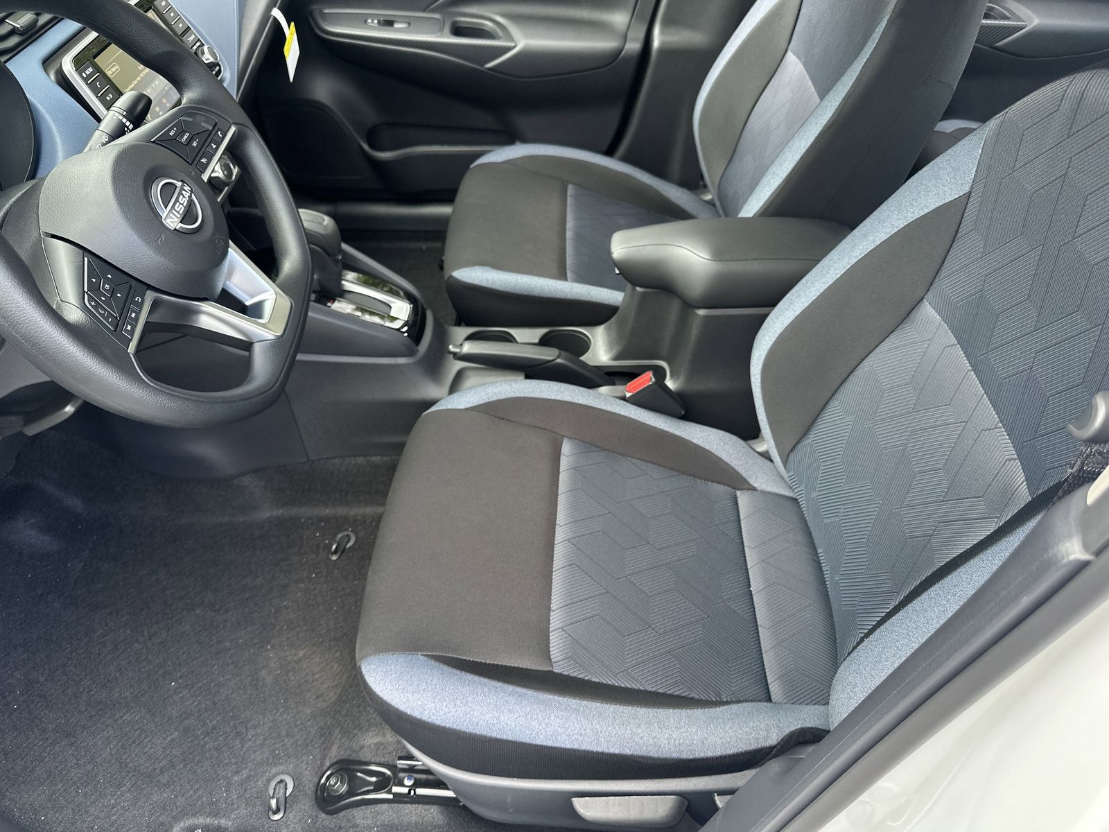 2025 Nissan Versa 1.6 SV photo 18