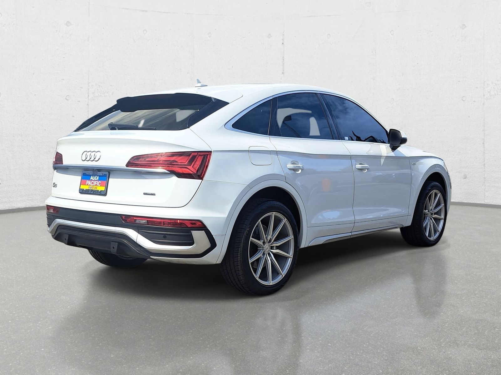 View vehicle photo 5