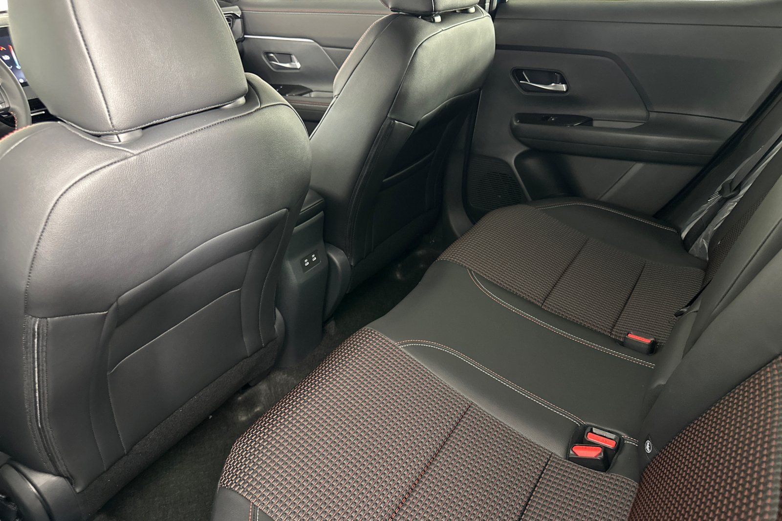 2026 Nissan KICKS SR - Photo 9