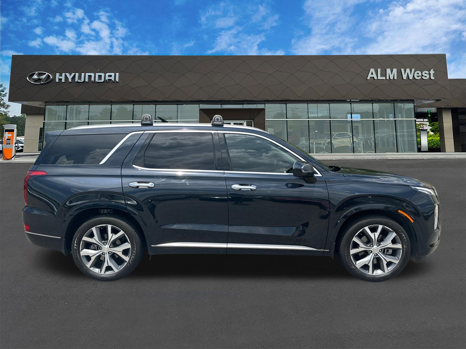 View vehicle photo 4