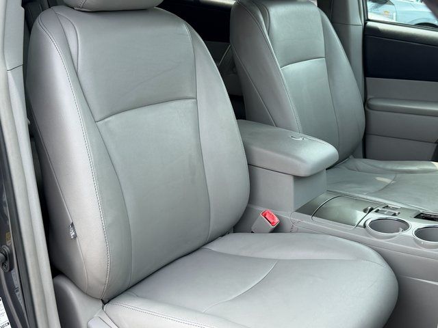 Used 2013 Magnetic Gray Metallic Toyota SE image 31