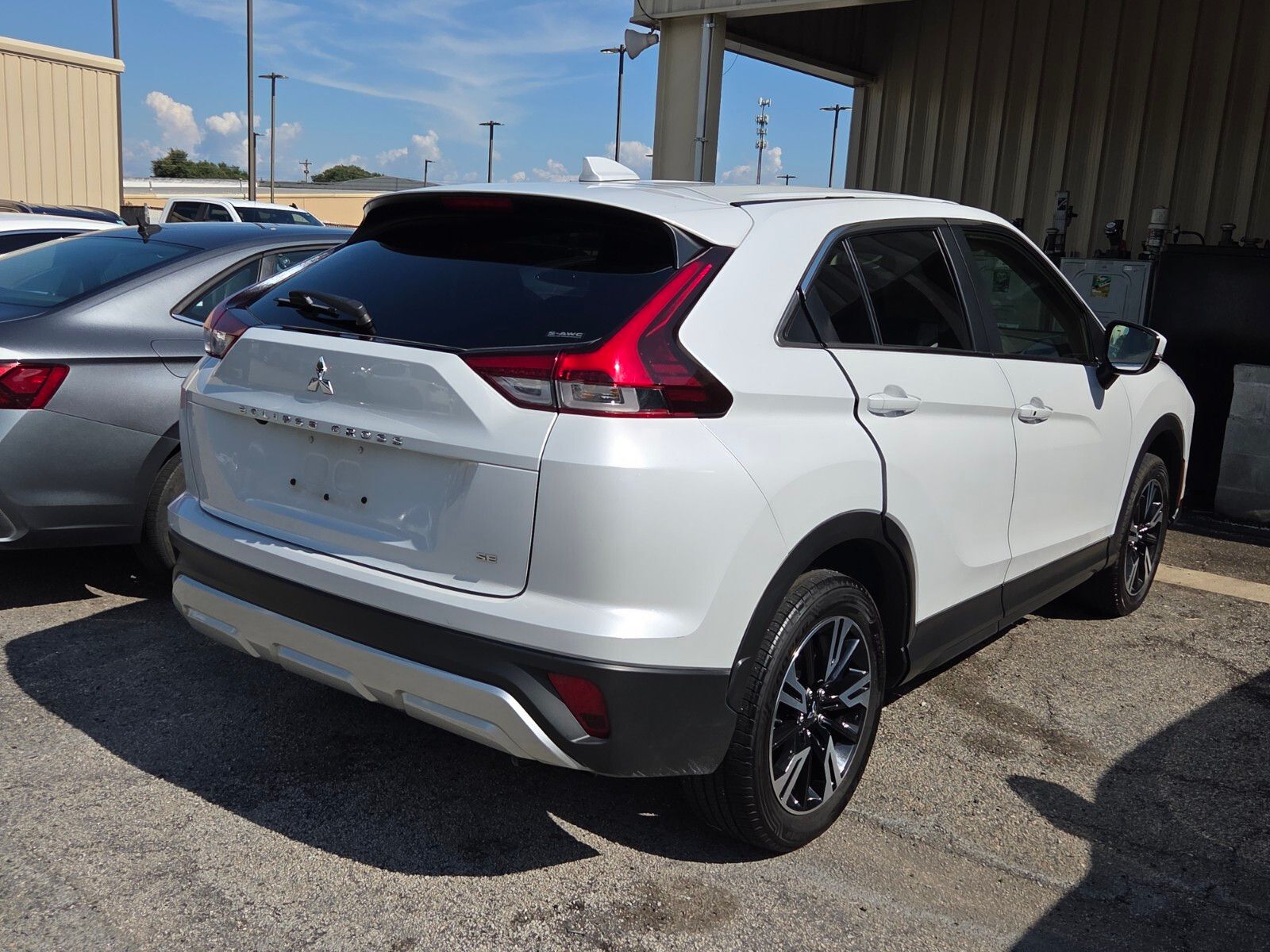 Used 2024 White Diamond Mitsubishi SE image 10