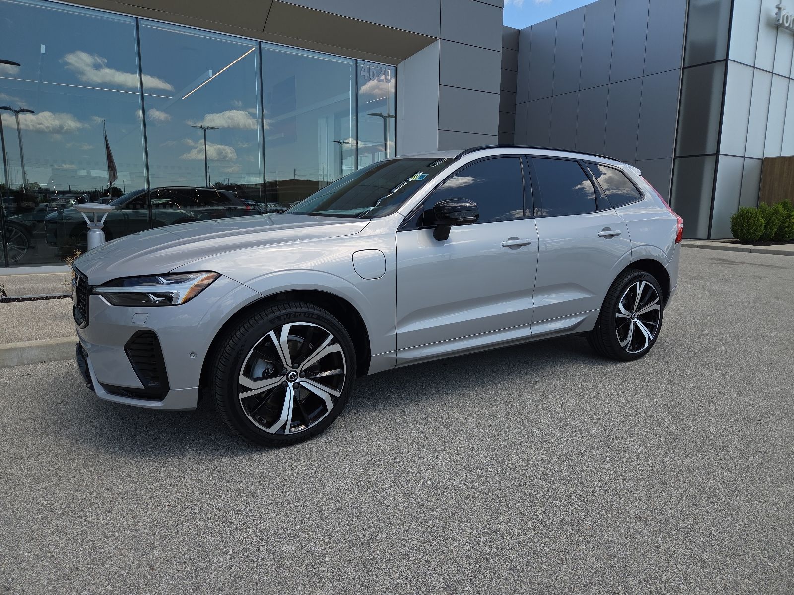 2023 Volvo XC60 Recharge T8 Ultimate Dark Theme eAWD