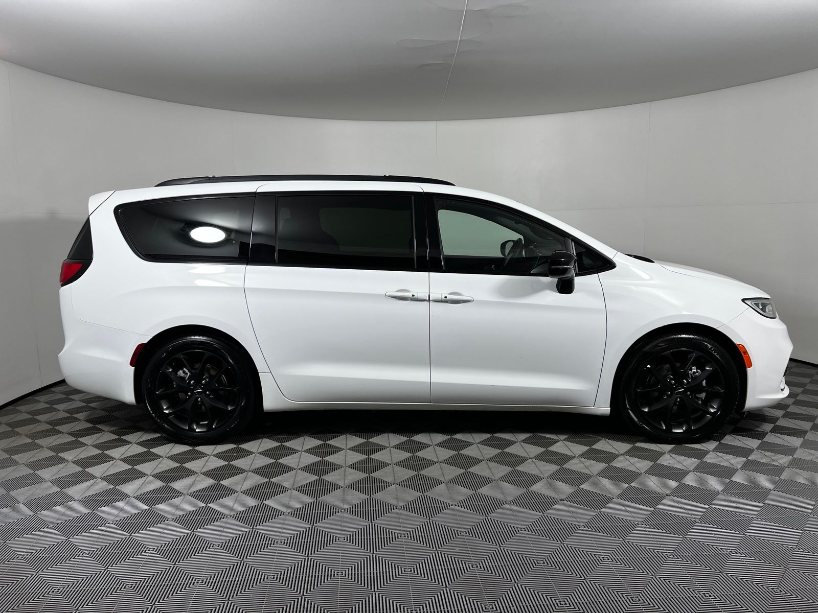 Thumbnail: 2025 Chrysler Pacifica - 4