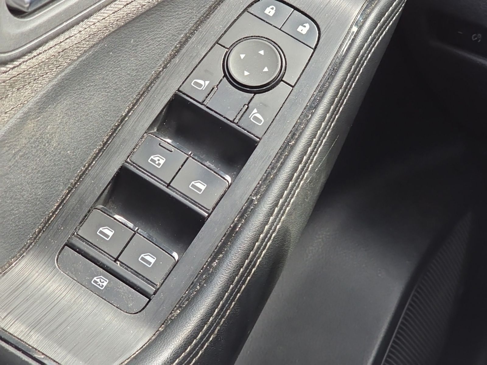 Used 2023 Gray Nissan SV image 25