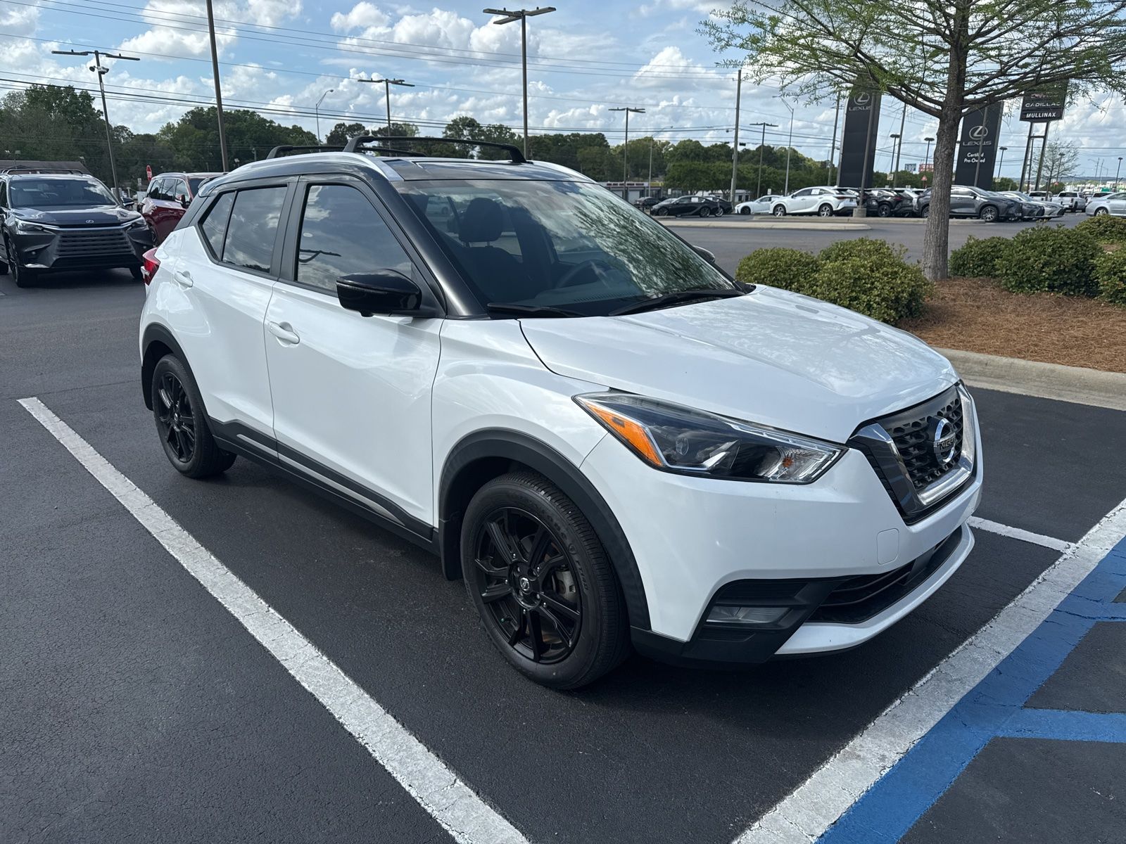 Aspen White/Super Black 2020 Nissan Kicks SR FWD SUV / Crossover Front-Wheel Drive Continuously Variable Transmission