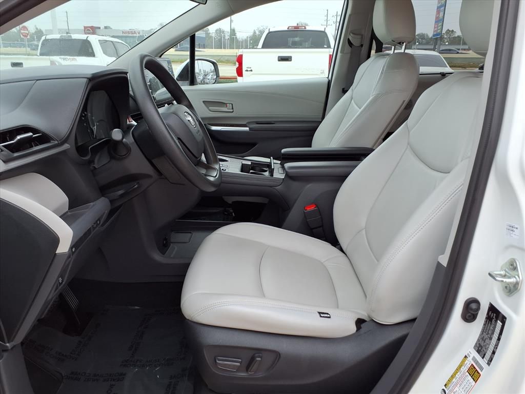 2022 Toyota Sienna LE White at AutoSavvy Houston Southwest