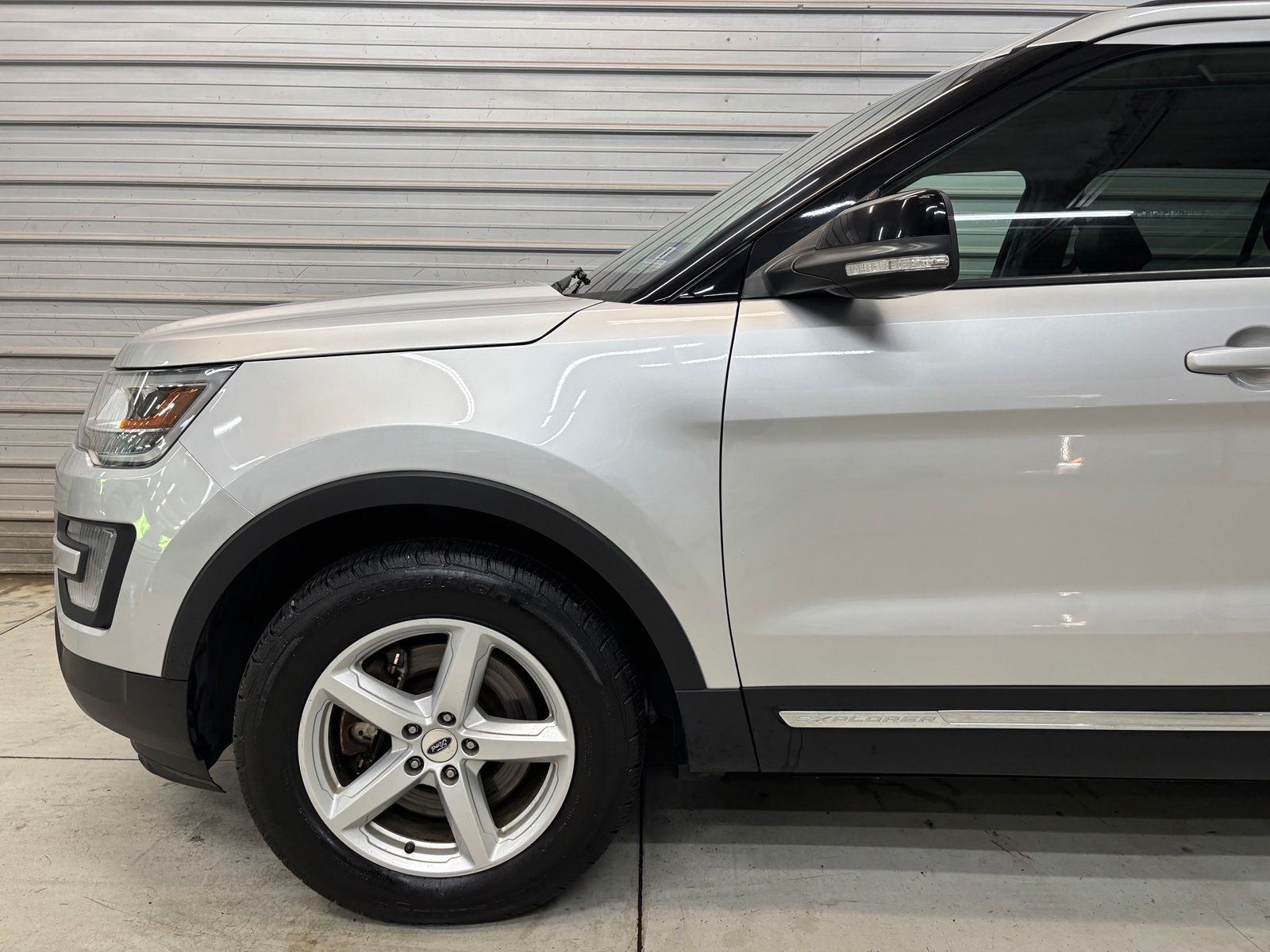 2017 Ford Explorer XLT - Image 4