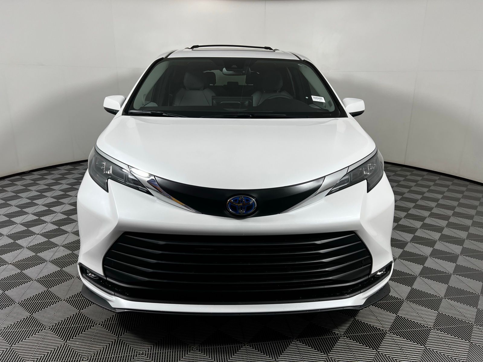 2025 Toyota Sienna XLE 2