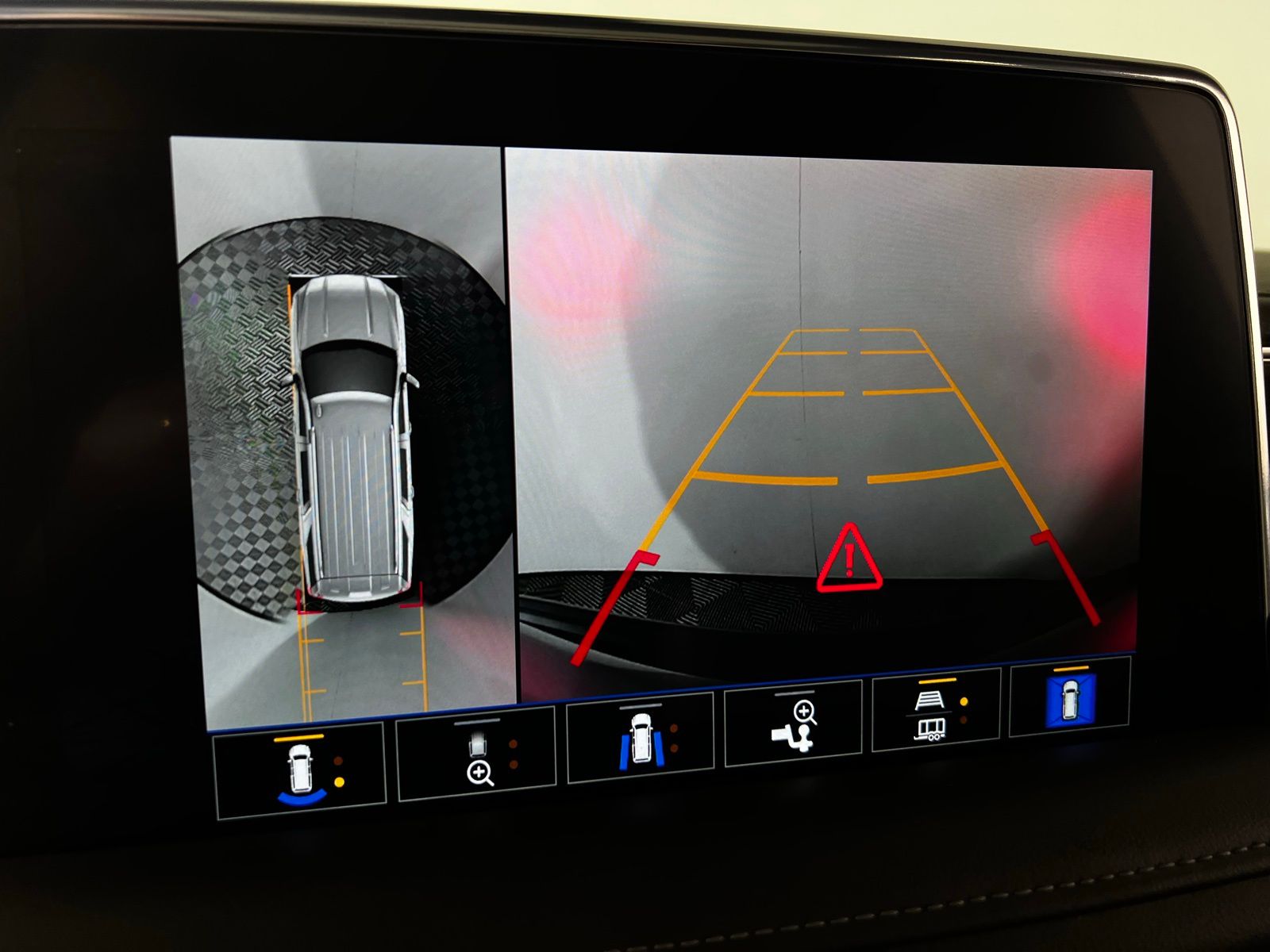 Thumbnail: 2022 GMC Yukon XL - 20