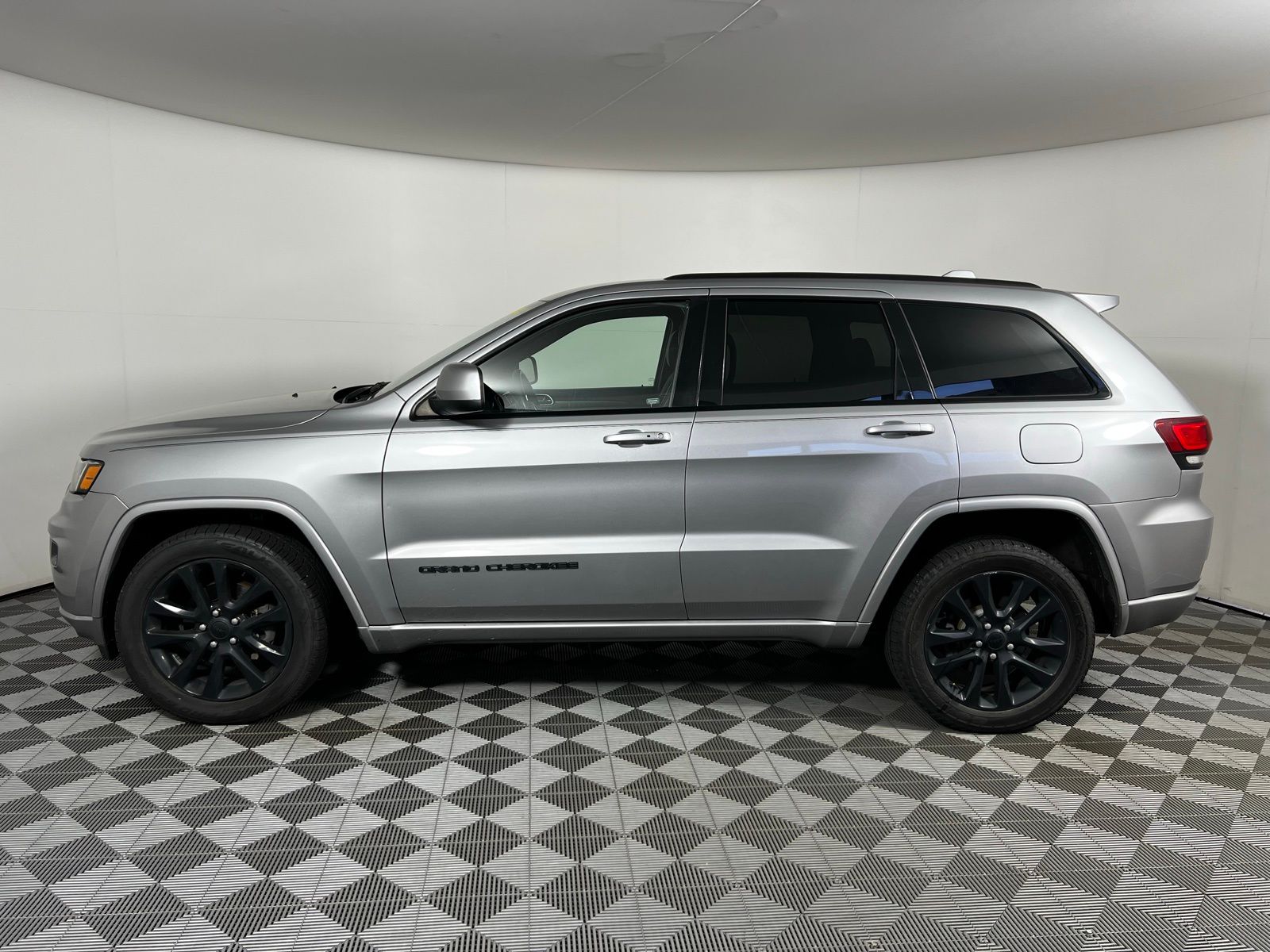2017 Jeep Grand Cherokee Altitude 8