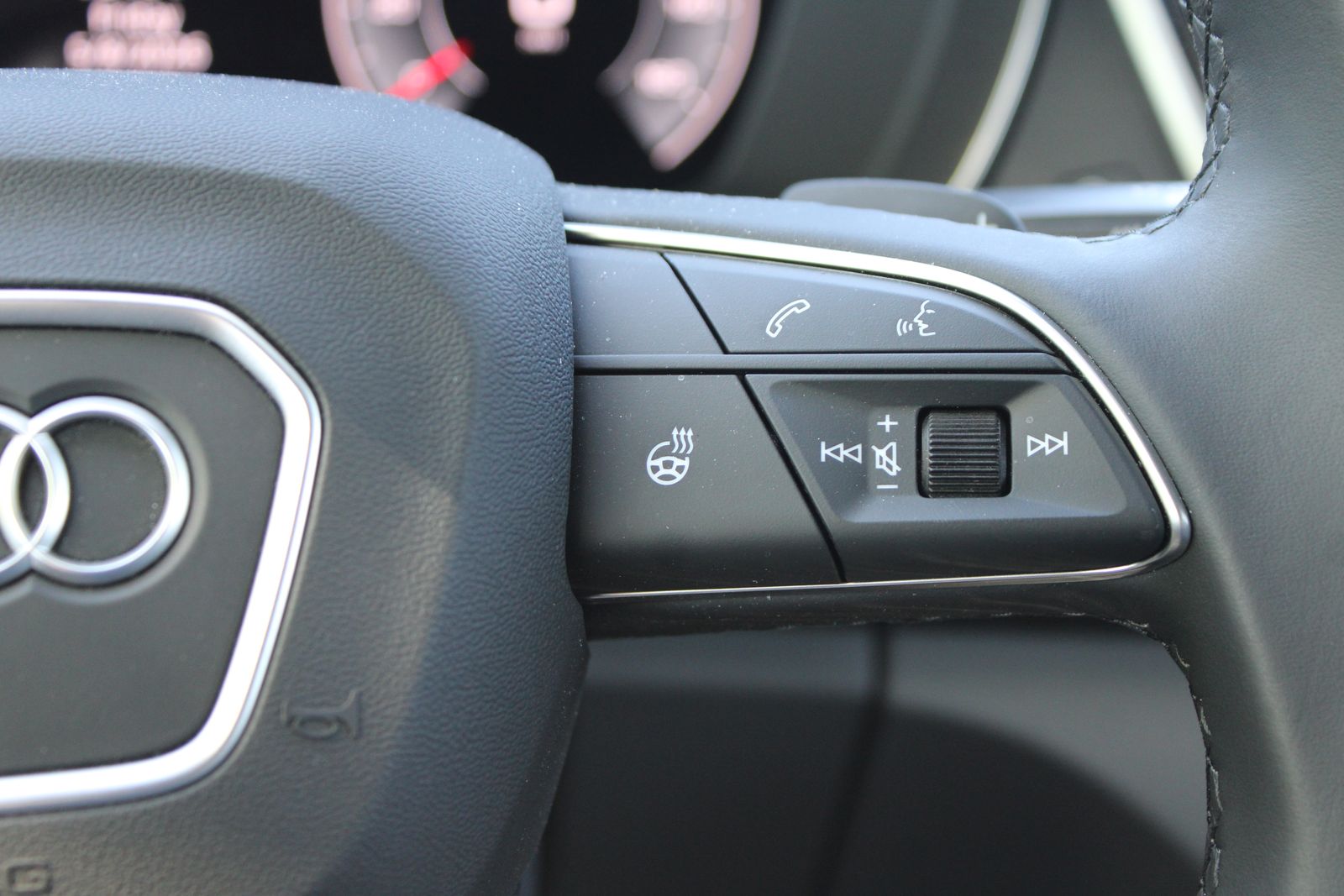 Used 2025  Audi 40 Premium Plus image 30