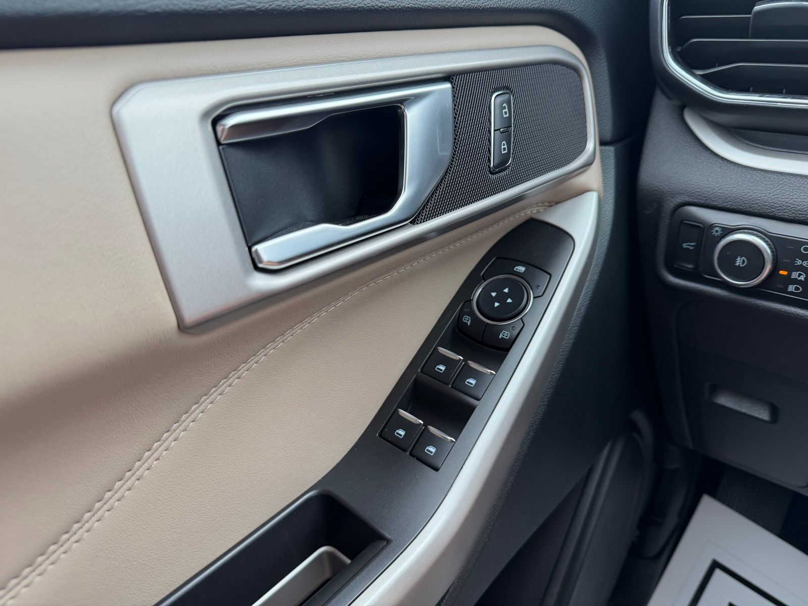2024 Ford Explorer image 28