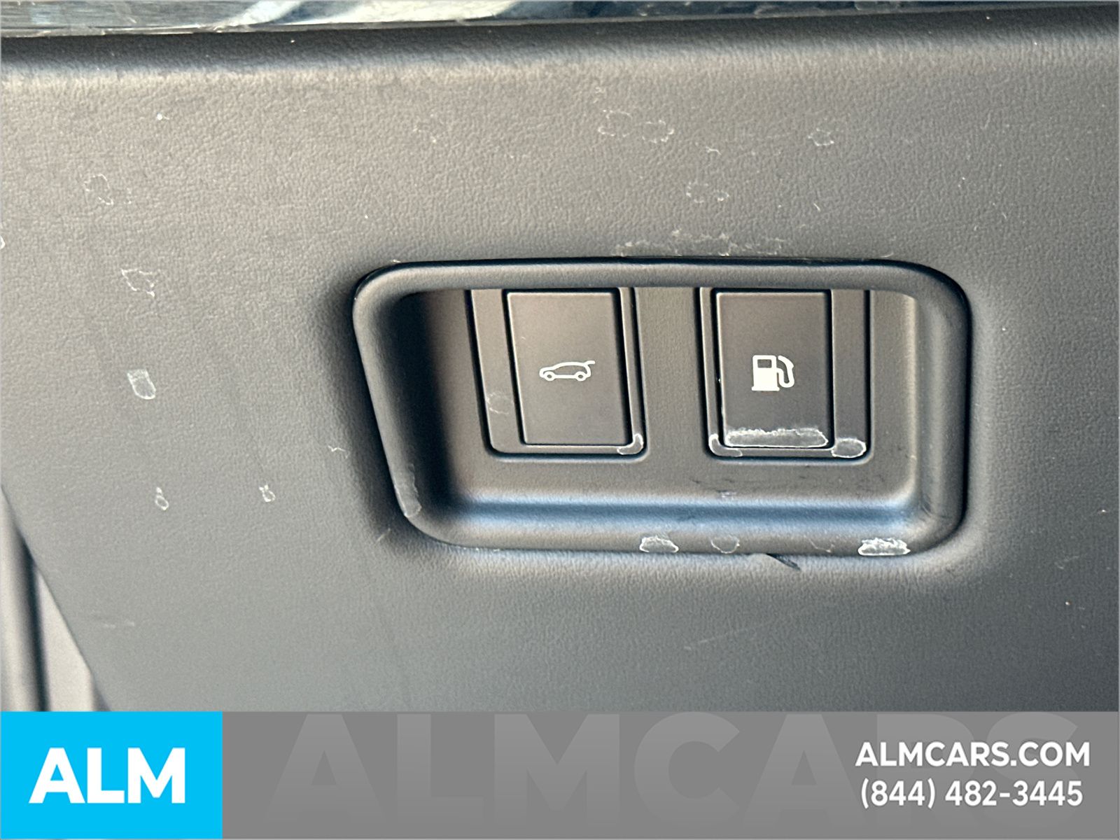 Used 2025 White Land Rover Dynamic SE image 36